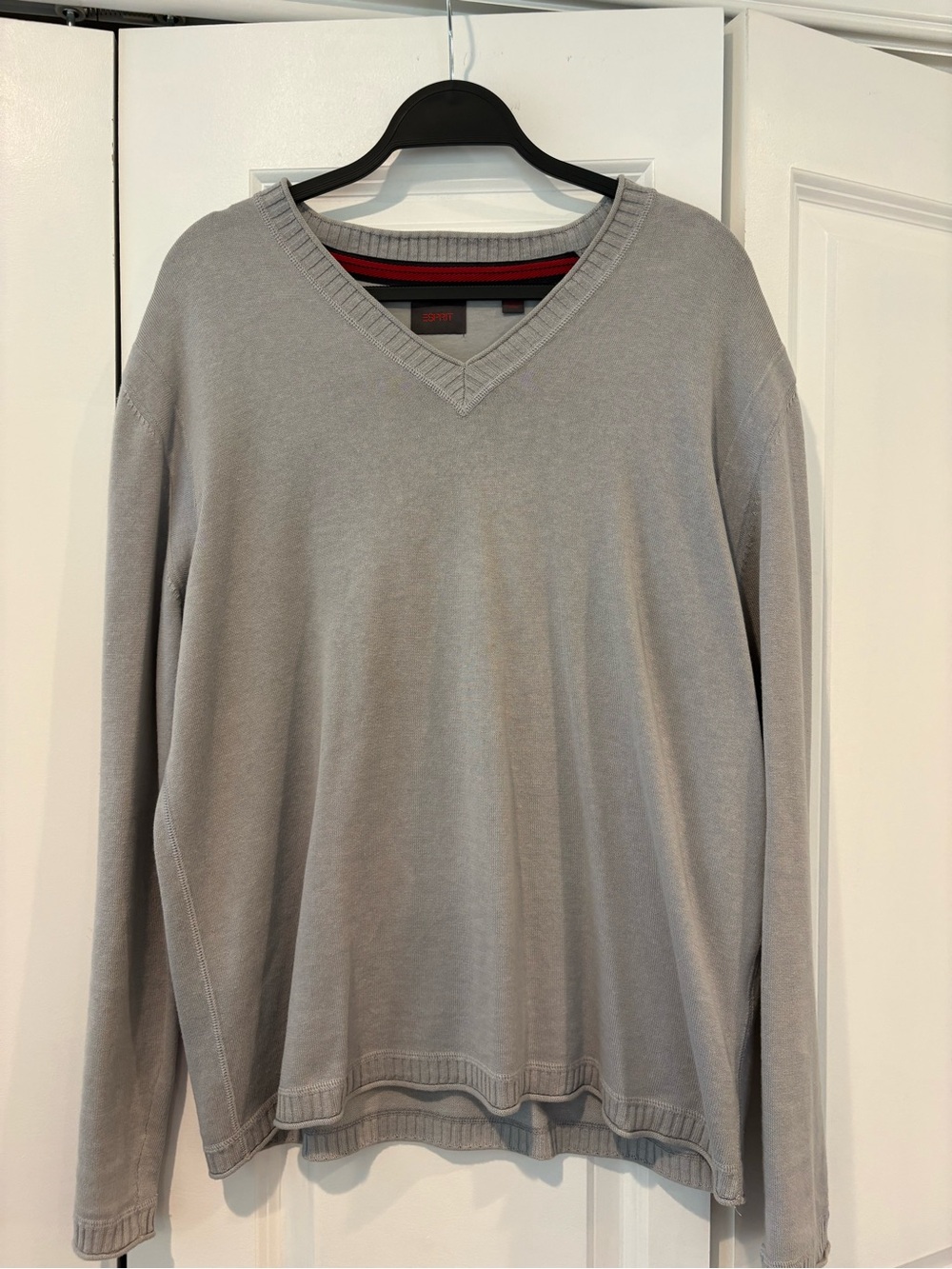 vintage Esprit Men’s Light Gray V-Neck Sweater with Subtle Red Trim